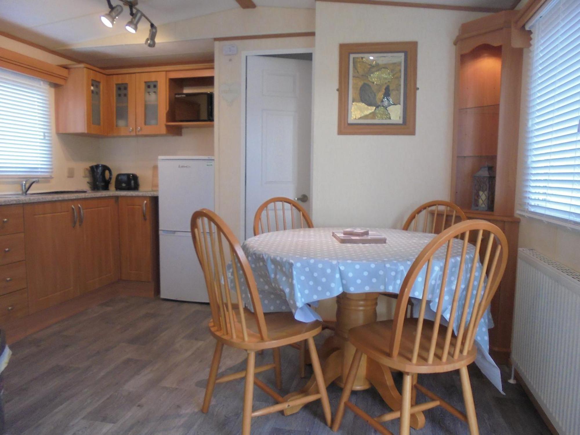 Modern 2 Bedroom Static Caravan - Lyons Kingsley Holiday Park - Pensarn, Abergele - Pet Friendly Εξωτερικό φωτογραφία