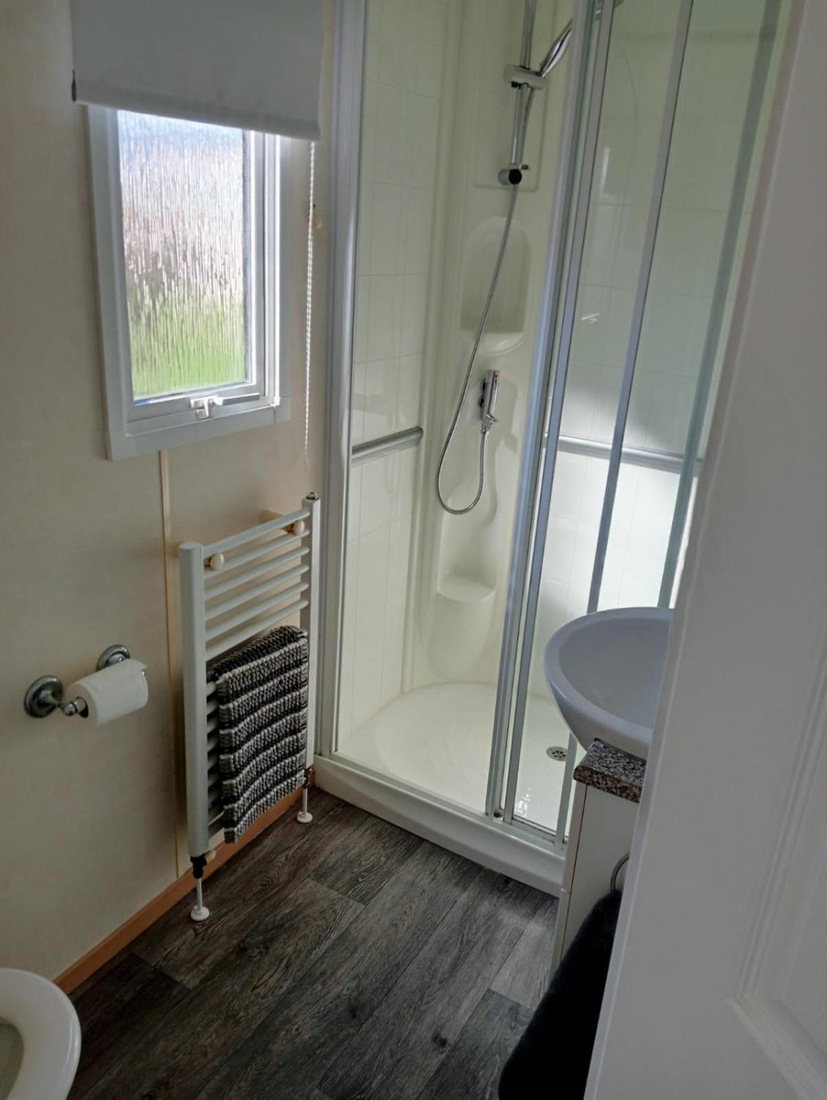 Modern 2 Bedroom Static Caravan - Lyons Kingsley Holiday Park - Pensarn, Abergele - Pet Friendly Εξωτερικό φωτογραφία
