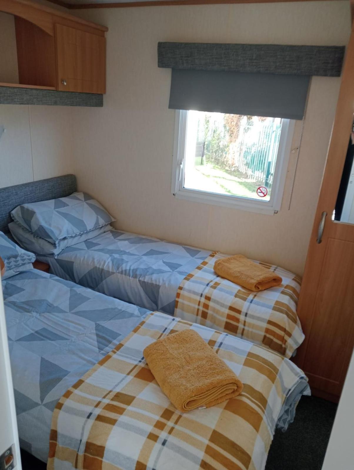 Modern 2 Bedroom Static Caravan - Lyons Kingsley Holiday Park - Pensarn, Abergele - Pet Friendly Εξωτερικό φωτογραφία